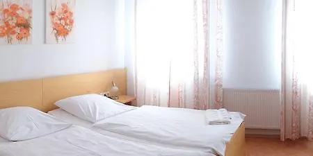 Hotel-restaurant Zum Goldenen Hahnen Guest house